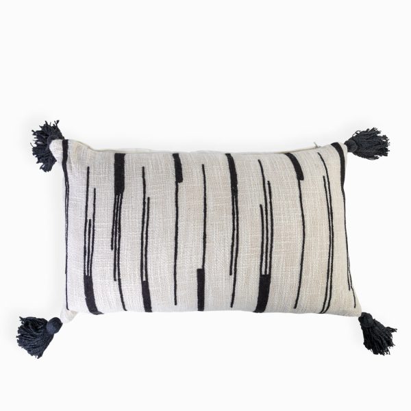 Cojin rayas y pompon negro 30x50cm