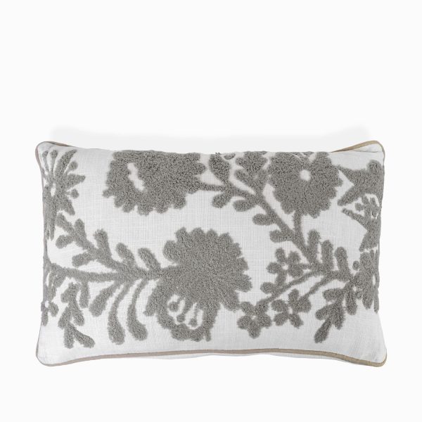 Cojin beige flores bordadas caqui30x50cm