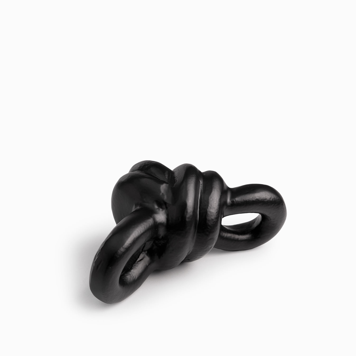 Nudo negro en metal